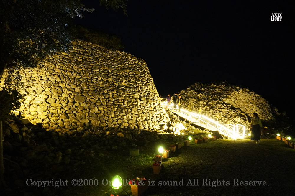 今帰仁グスク桜まつり：夜桜ライトアップ実施写真（35）／世界遺産ライトアップ・今帰仁城跡ライトアップ／OneBit（ワンビット）& AXIZ Light（アクシーズライト）& あくち～む（世界遺産照明プロデュースLighting production, 世界遺産照明デザインlighting design, 世界遺産デジタルプログラムdigital program）