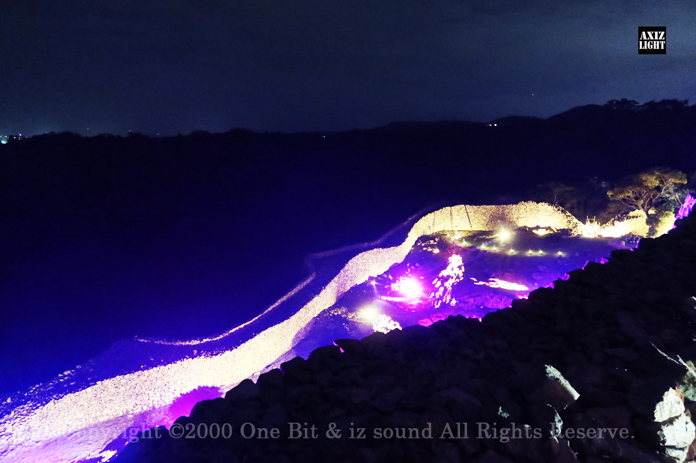 今帰仁グスク桜まつり：夜桜ライトアップ実施写真（25）／世界遺産ライトアップ・今帰仁城跡ライトアップ／OneBit（ワンビット）& AXIZ Light（アクシーズライト）& あくち～む（照明プロデュースLighting production, 照明デザインlighting design, デジタルプログラムdigital program）