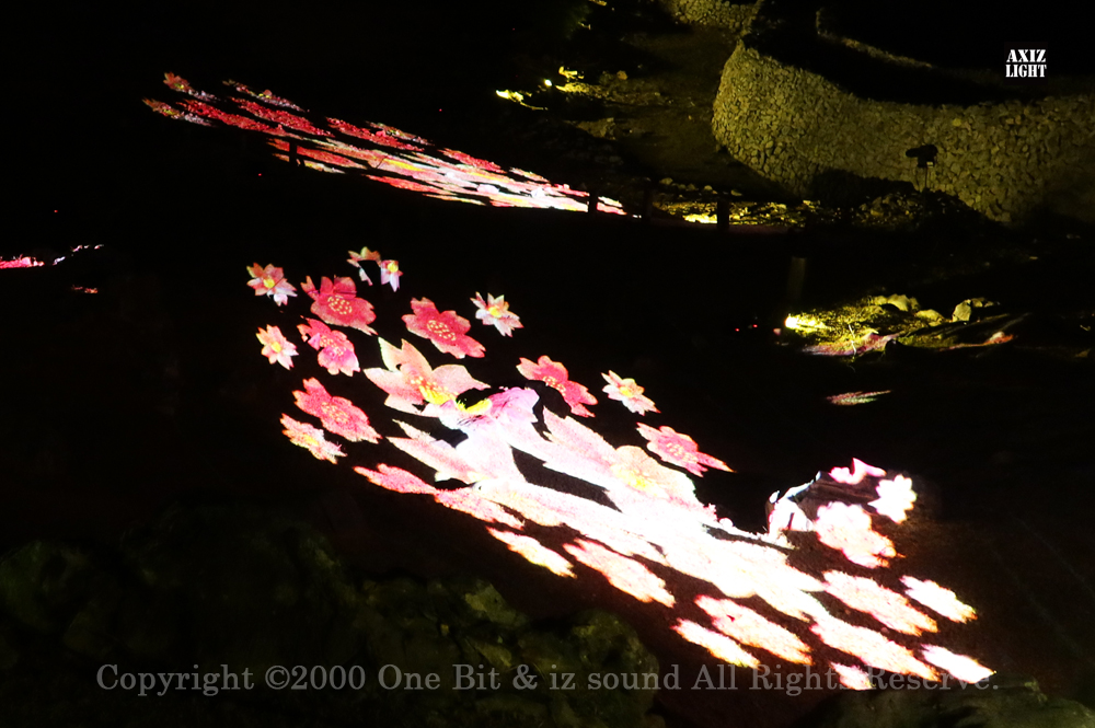 今帰仁グスク桜まつり：夜桜ライトアップ実施写真（18）／プロジェクション演出ロゴライト照射写真／OneBit（ワンビット）& AXIZ Light（アクシーズライト）& あくち～む（照明プロデュースLighting production, 照明デザインlighting design, デジタルプログラムdigital program）