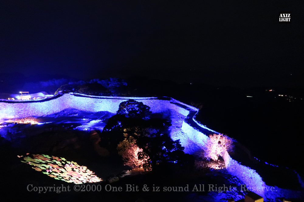 今帰仁グスク桜まつり：夜桜ライトアップ実施写真（17）／プロジェクション演出ロゴライト照射写真／OneBit（ワンビット）& AXIZ Light（アクシーズライト）& あくち～む（照明プロデュースLighting production, 照明デザインlighting design, デジタルプログラムdigital program）